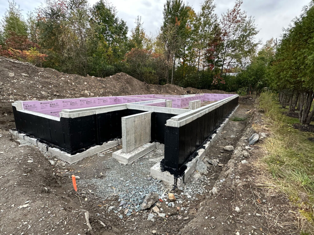 Mur de béton avec armature, isolé par l’intérieur pour éliminer tout pont thermique