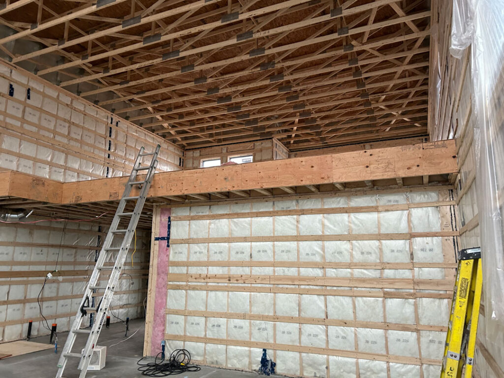 Entre-toit libre pour la mécanique grâce à l’isolation par la toiture