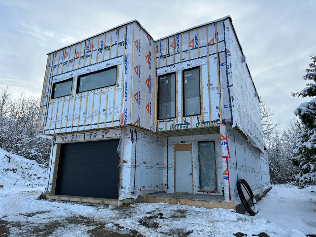 Porte de garage contemporaine R-16 et fenêtres hybride de couleur