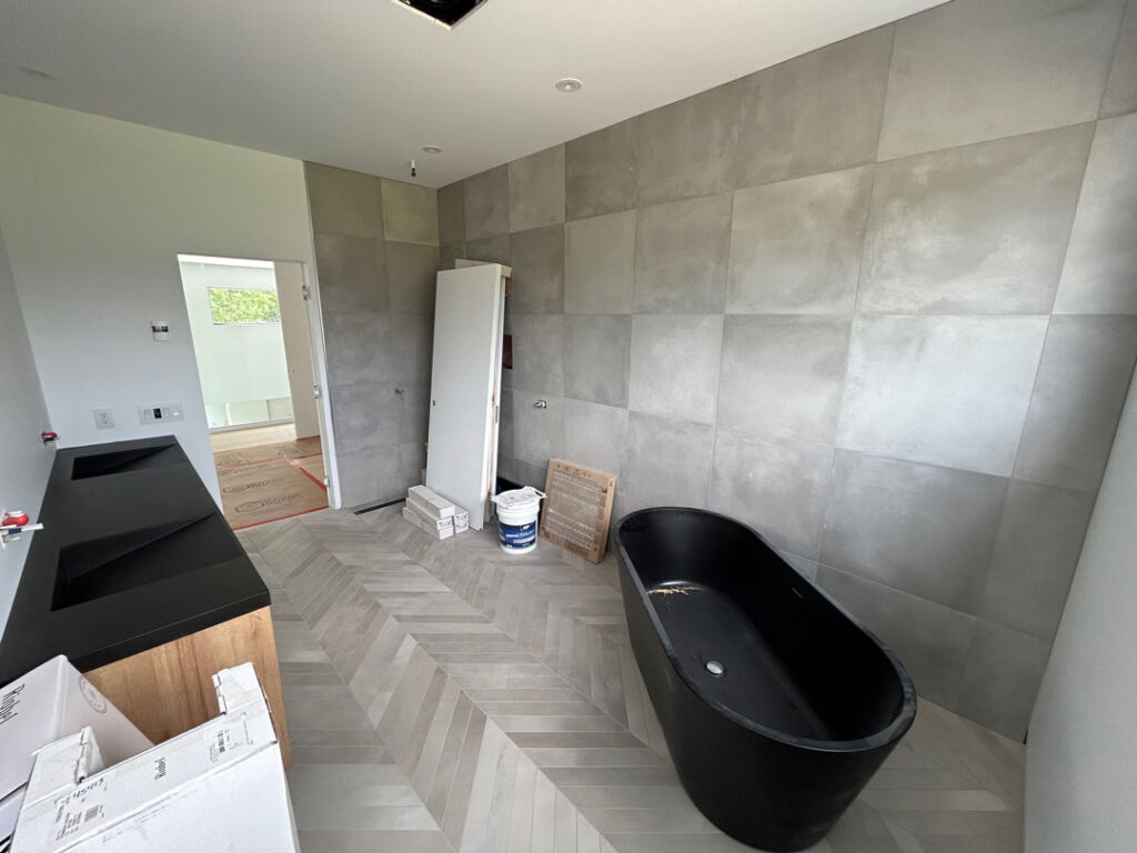 Plancher en chevron avec douche à l’italienne