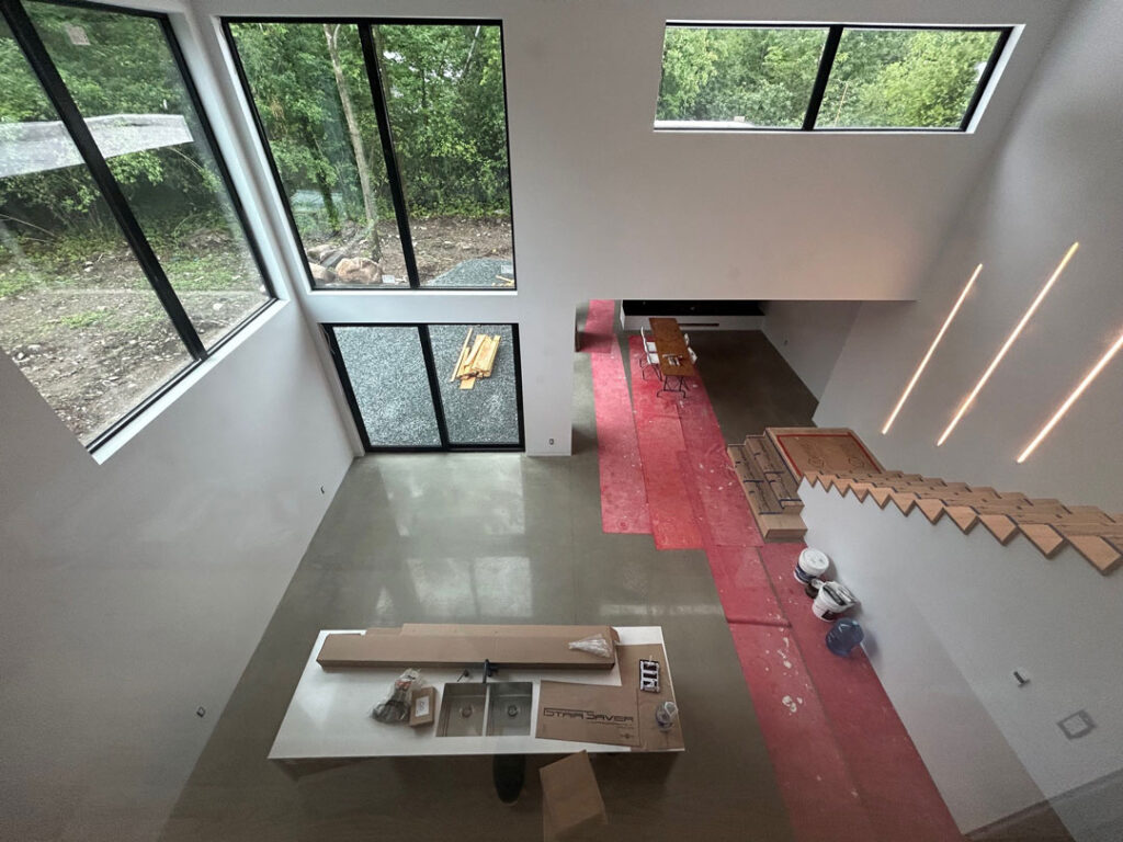 Belles grandes fenêtres intérieures donnant sur la cuisine et salle à manger