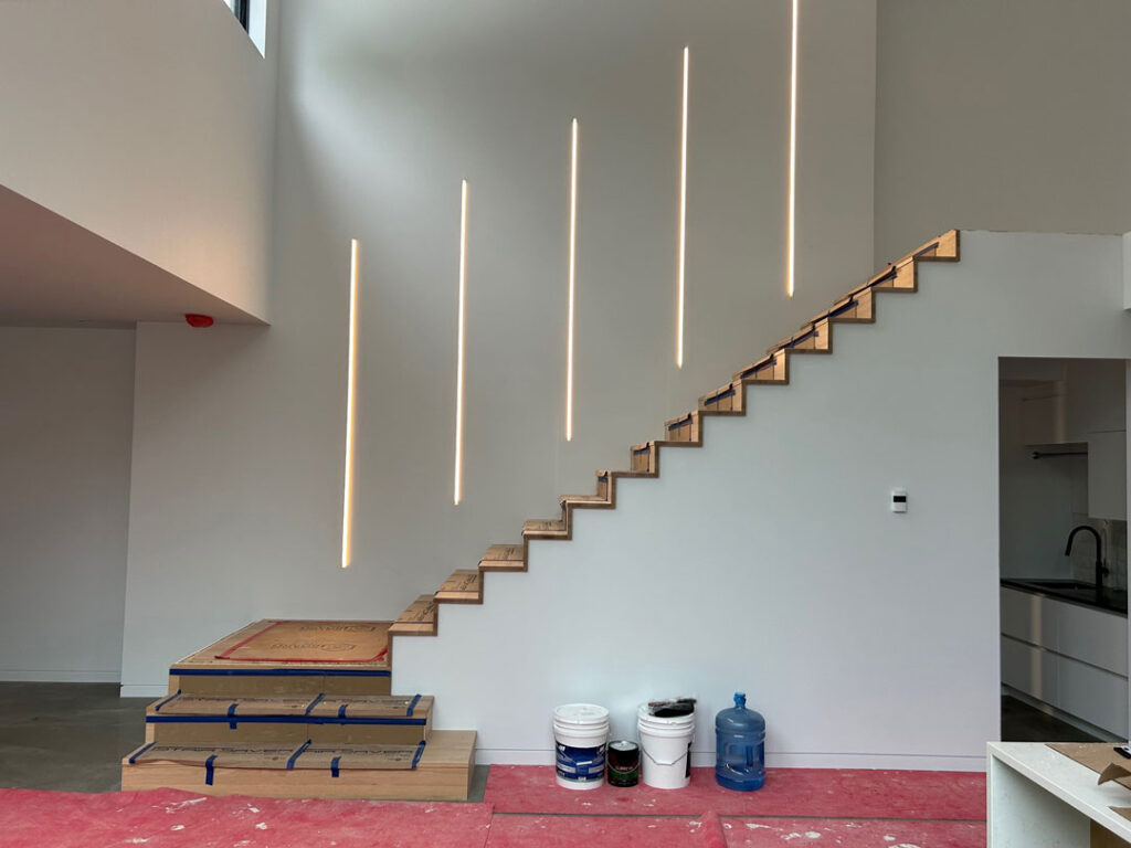 Escalier en chêne rouge avec éclairage sur mesure