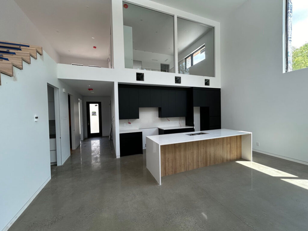 Armoire de cuisine avec comptoir et dosseret de quartz avec îlot de 10.5’