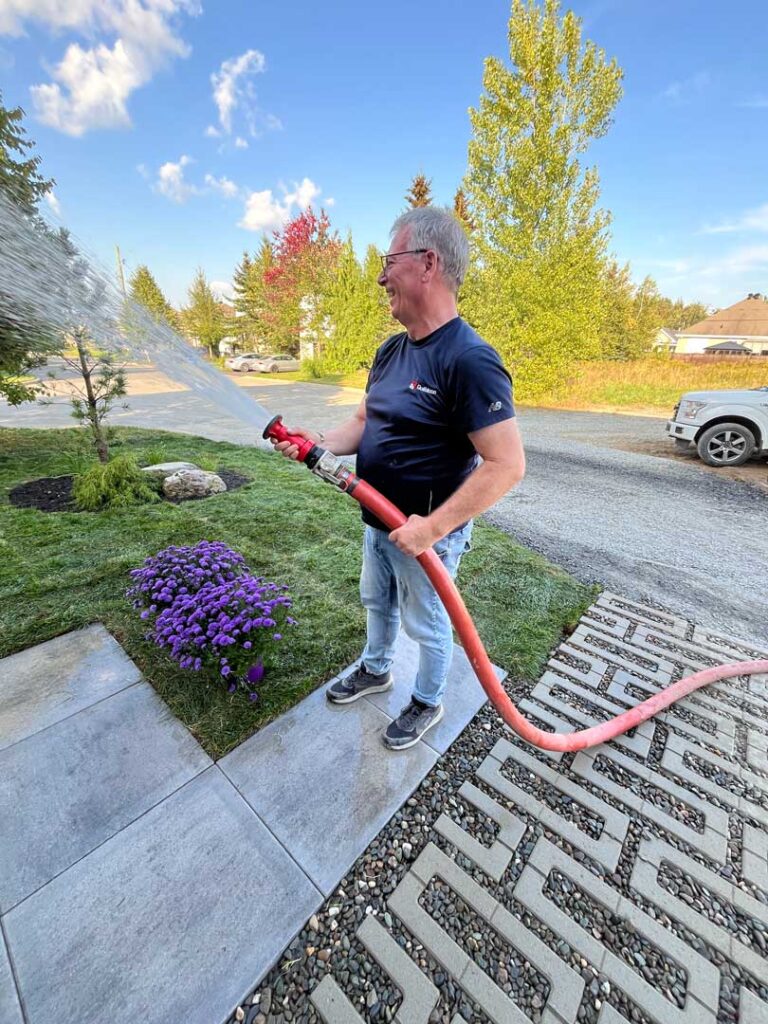 Jean-Luc, notre associé, arrose avec plaisir la nouvelle tourbe!