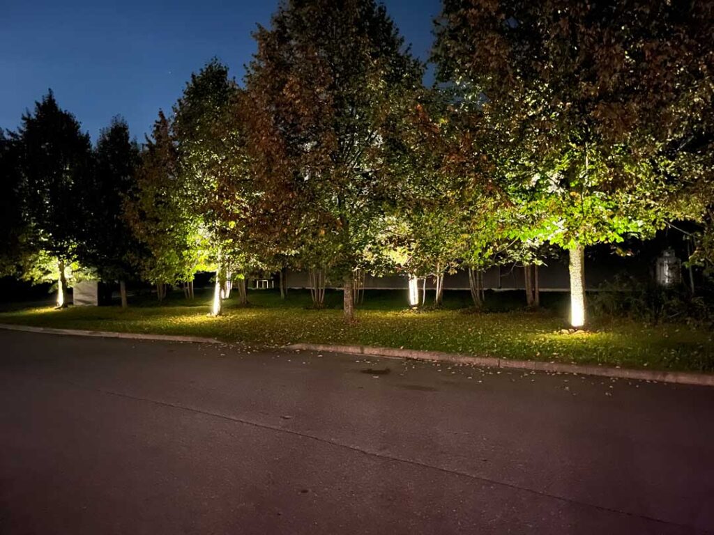 Éclairage de la maison modèle vue de la rue 